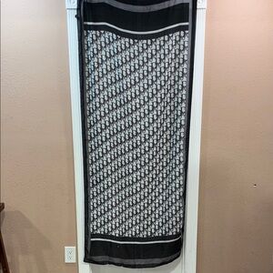 Elegant Black and White Patterned scarf